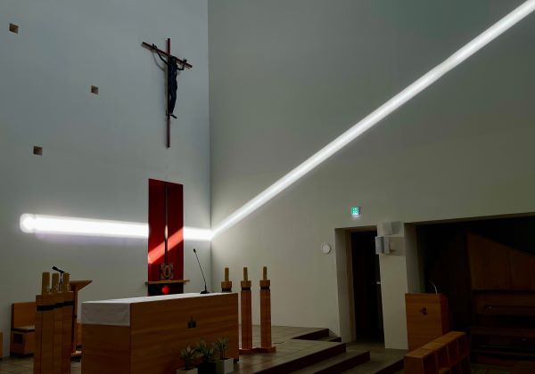 [한국관광공사 자료사진] 늦은 오후 경당 제단 뒤쪽으로 햇살이 비추고 있다