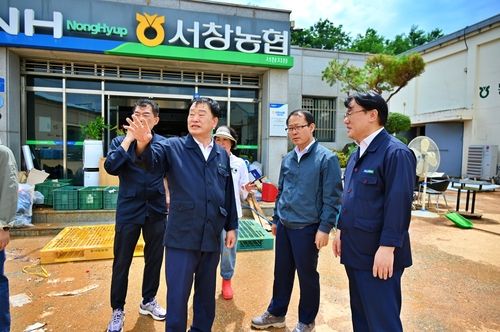 광주 서창농협 폭우 피해 현장 방문한 농협중앙회 관계자들/연합뉴스