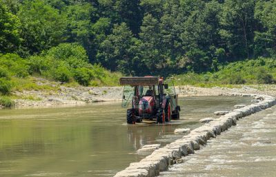 [한국관광공사 자료사진] 방문객을 마중나오는 맹개마을 트랙터