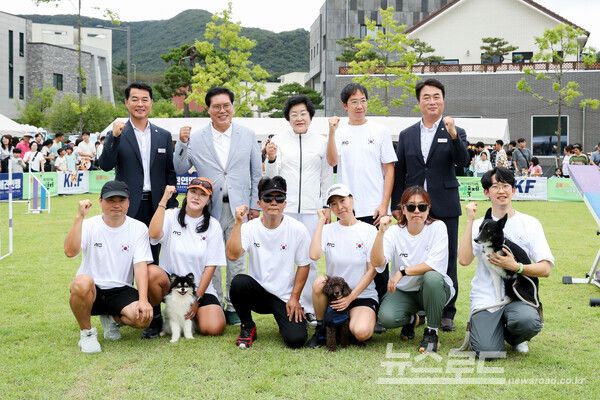 지난해 제3회 이천펫축제 어질리티 대회에서 기념촬영을 하고 있다/사진=이천시