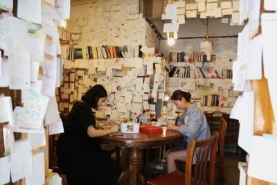 [한국관광공사 자료사진] 메모를 남겨보는 자매