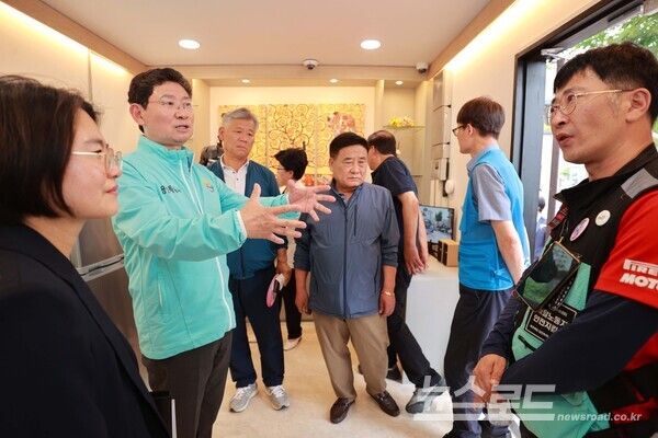 이상일 시장이 기흥구 이동노동자쉼터에서 참석자들과 쉼터를 둘러보고 있다./사진=용인시