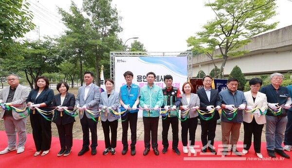 이상일 시장과 개소식 참석자들이 기흥구 이동노동자쉼터에서&nbsp;기념테이프를 자르고 있다./사진=용인시