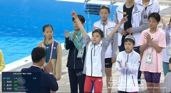 이서진 선수가 남자 유년부 배영 100M 1위를 차지하고 두 손을 번쩍 들고 있다./사진=경기광주시체육회&nbsp;