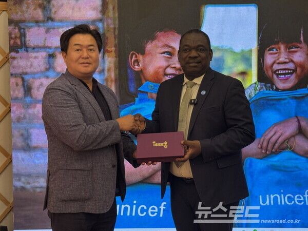 임병택 시장이 '에바리스트 쿠아시-콤란' 유니세프 몽골사무소 대표에게 시흥시 기념품을 전달하고 있다./사진=시흥시