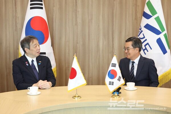 김동연 지사(우)가미즈시마 코이치(水嶋光一) 주한일본대사(좌)와 면담을 하고 있다./사진=경기도