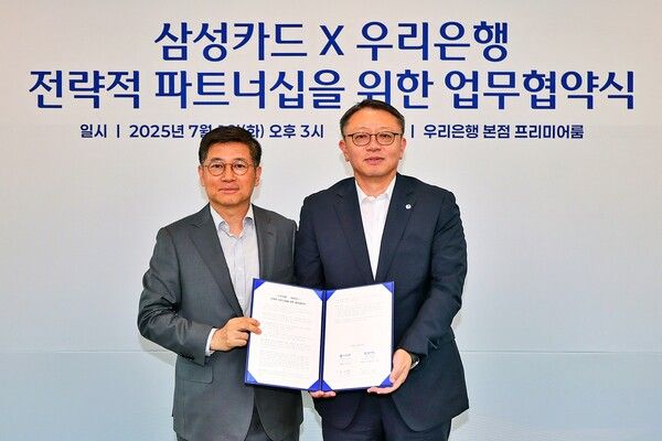 지난&nbsp;1일 우리은행 본점에서 우리은행과 삼성카드가 전략적 파트너십을 위한 업무협약식을 가졌다.&nbsp;협약식 이후 정진완 우리은행장(오른쪽)과 김이태 삼성카드 대표이사 사장이 기념사진을 촬영하고 있다./사진제공=우리은행