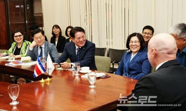 최대호 시장이 대통령궁에서 코스타리카 제1부통령과의 만남에서 대화를 나누고 있다./사진=최대호 시장 페이스북