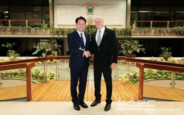 최대호 시장(좌)이 브루너 부통령과 악수를 나누고 있다./사진=최대호 시장 페이스북