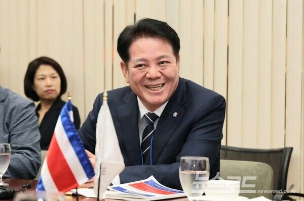 최대호 시장이 코스타리카 대통령궁에서 제1부통령을 예방하고 대화를 나누고 있다./사진=최대호 시장 페이스북&nbsp;