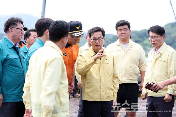 김동연 지사가 가평군 호우피해 현장을 점검하고 있다/사진=경기도