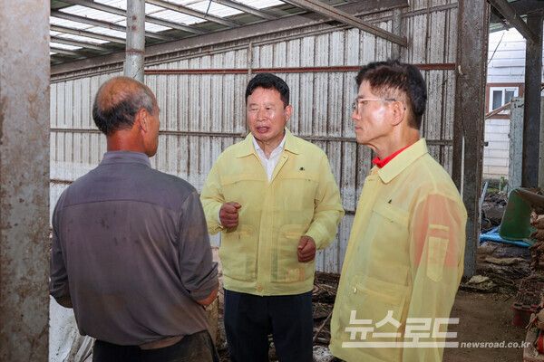 서태원 군수(가운데)가 김문수 국민의힘 당대표 후보(오른쪽)과 피해 가구 주민과 대화를 나누고 있다./사진=가평군