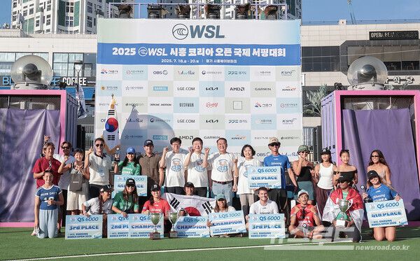 WSL 시흥 코리아 오픈 국제서핑대회 마지막날 수상자들 기념사진을 찍고 있다./사진=시흥시