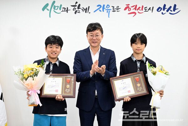 이민근 안산시장이 선행을 실천한 성호중학교 학생들에게 표창장을 수여하고 기념촬영을 하고 있다./사진=이민근 시장 페이스북