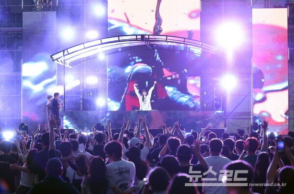 18일 밤 열린 써머비트 페스티벌에서 DJ수빈이 열정적인 무대를 선보이고 있다./사진=시흥시