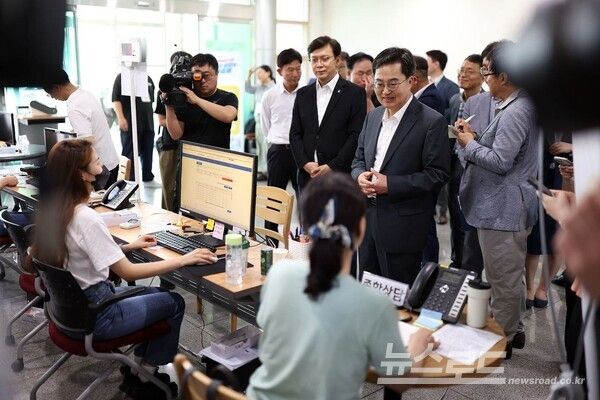 김동연 지사가 행정복지센터 창구 직원을 격려하고 있다./사진=경기도