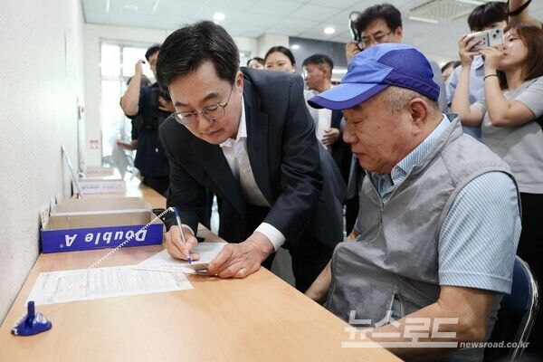 김동연 지사가 행정복지센터에서 '민생회복 소비쿠폰' 신청하는 어르신의 작성을 도와주고 있다./사진=경기도