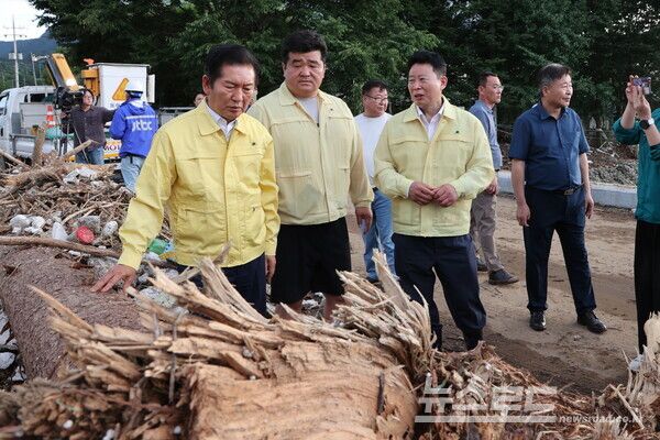 서태원 군수(오른쪽)가 정청래 국회 법제사법위원장(왼쪽 첫 번째)에게 현장 상황을 전하고 있다./사진=가평군