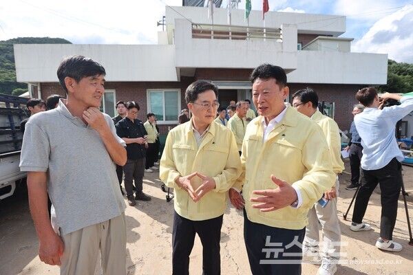 김동연 지사가 가평군 조종면 마일리 실종자 2명의 수색구조 현장을 찾아 대원들을 격려한 뒤 주민 20명이 대피 중인 조종면 신상1리 마을회관 등을 찾아 위로했다./사진=가평군