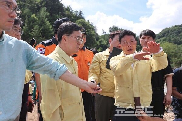 김동연 지사가 가평을 방문해 서태원 군수와 현장을 둘러보고 있다./사진=가평군
