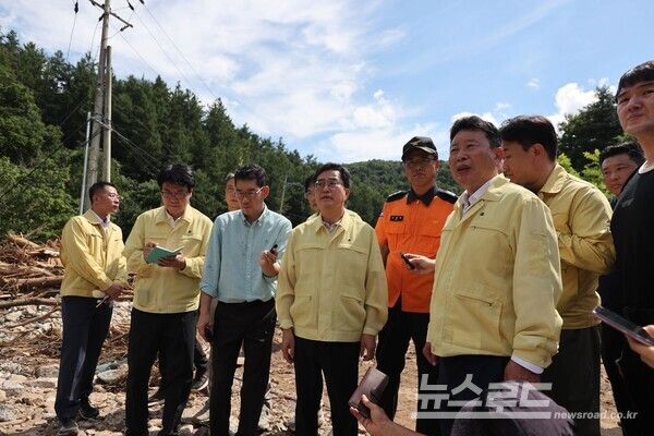 김동연 지사가 가평을 방문해 서태원 군수와 현장을 둘러보고 있다./사진=가평군