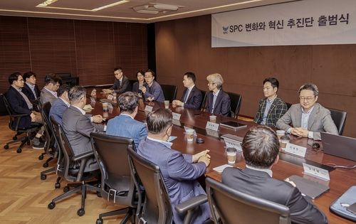 서울 양재동 SPC그룹 본사에서 21일 열린 '변화와 혁신 추진단' 출범식에서 송영수 파리크라상 노조위원장이 발언하고 있다. 뒷줄 가운데가 허진수 변화와 혁신 추진단 의장./연합뉴스