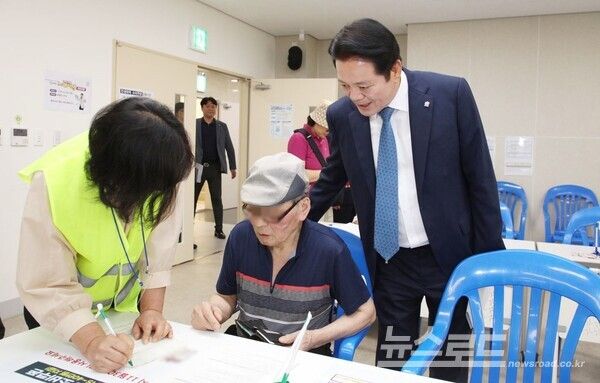 최대호 안양시장은&nbsp;23일 비산1동 행정복지센터 민생회복 소비쿠폰 창구를 방문해 시민들에게 소비쿠폰을 안내하고 의견을 청취했다./사진=안양시