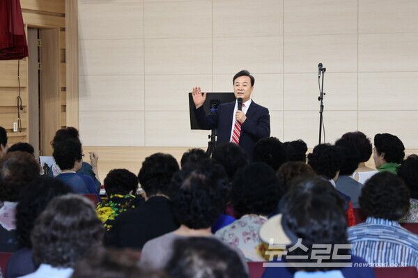 아름채노인대학에서 김성재 시장이 강연을 하고 있다/사진=의왕시