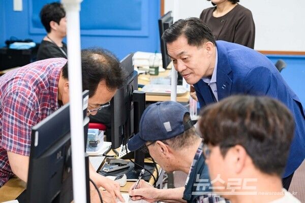 이재준 시장이 지난 21일 인계동 행정복지센터를 찾아 어르신의 '민생회복 소비쿠폰' 발급 상황을 지켜보고 있다./사진=이재준 시장 페이스북