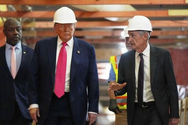 트럼프 대통령이 파월 의장을 찾아 금리 인하를 요구하는 모습 [사진=AP/연합뉴스]