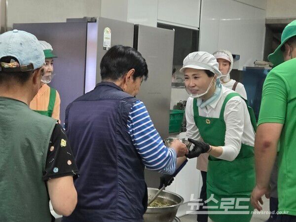 김혜경 여사가 집중호우로 큰 피해를 입은 가평을 찾아 봉사활동을 하고 있다./사진=가평군