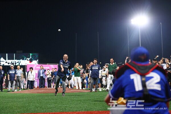 의왕 야구장 개장식에 의왕시 홍보대사 박철순 전 야구 선수가 시구를 하고 있다./사진=의왕시