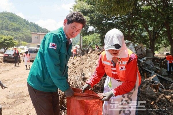 이상일 시장이 25일 가평군의 수해복구 현장에서 용인시자원봉사센터의 '레디용 봉사단'과 함께 피해복구 작업을 진행 중이다./사진=용인시