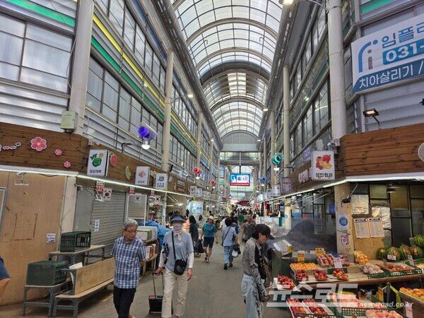 삼미시장을 찾은 시민들이 장을 보는 모습/사진=시흥시