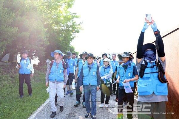 김동연 지사와 참가자들이 '통일걷기' 출정식을 마치고 행진하고 있다./사진=경기도