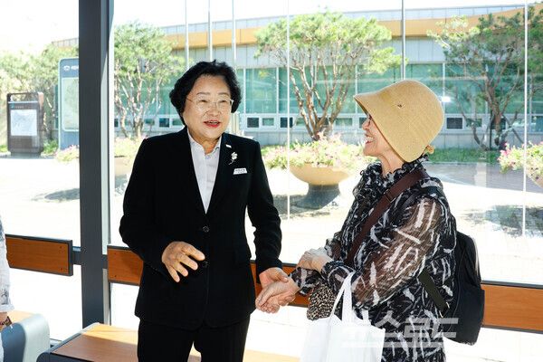 김경희 시장이&nbsp; 경강선 이천역 스마트 쉘터를 방문해 시민과 인사를 나누고 있다/사진=이천시