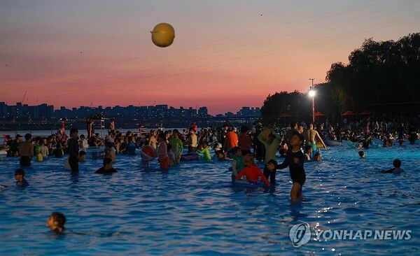 저녁에도 물놀이/연합뉴스