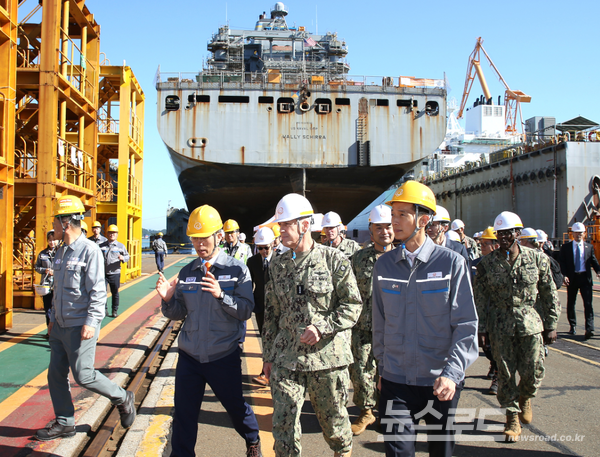 김동관 부회장(우측)과 쾰러 제독(가운데 흰 모자) 일행이 거제사업장을 둘러보는 모습 [사진=한화오션]