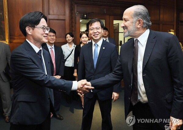 김정관 산업부장관(왼쪽), 여한구 본부장(가운데)이 러트닉 미 상무장관과 만나는 모습 [사진=연합뉴스]