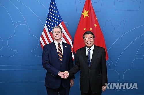 무역협상 대표인 베선트 미국 재무장관과 허리펑 중국 부총리/연합뉴스