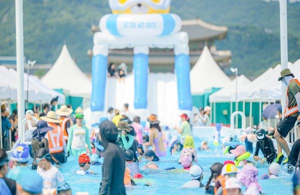 슬라이드와 수영장으로 조성됐던 ‘2024 서울썸머비치’ 전경 [사진=서울관광재단]