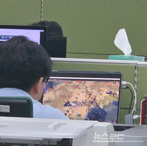 군포시 홍보팀내 공익 근무요원이 게임에 열중하고 있다./사진=김교민 기자