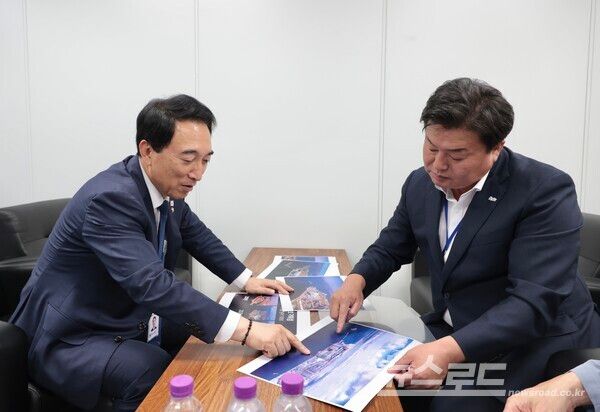임병택 시장이 박수현 국가균형성장특별위원장(왼쪽)과 면담을 갖고 기념촬영을 하고 있다./사진=시흥시