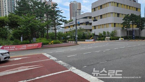 경기도청 출입구 앞에 불법 현수막이 게재되어 있으나 영통구청이 철거를 하지 않고 '선택적 봐주기' 행정을 하고 있어 논란을 불러 일으키고 있다./사진=김교민 기자