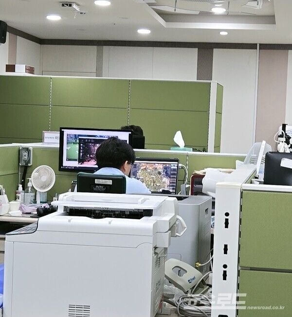 군포시 홍보팀에 근무하는 공익 근무원이 개인 PC로 게임을 하고 있다. 담당 팀장은 해당 직원이 그래픽 디자인을 하는 업무를 하기 때문에 소스를 찾기 위한 작업일 뿐이라고 말한바 있다./사진=김교민 기자