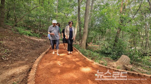 신계용 시장(오른쪽)이 과천시가 조성한 청계산 황톳길 개장식에서 시민과 함께 걷고 있다./사진=과천시