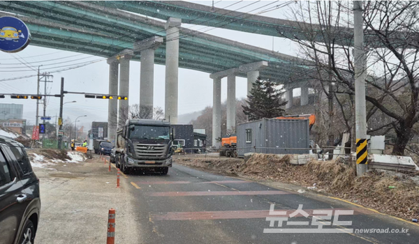 용인시 수지구 고기동의 노인복지주택 공사현장에 지난 3월 한시적으로 허용됐던 토사 반출 당시 고기초 앞 도로를 지나는 공사차량 모습/사진=용인시