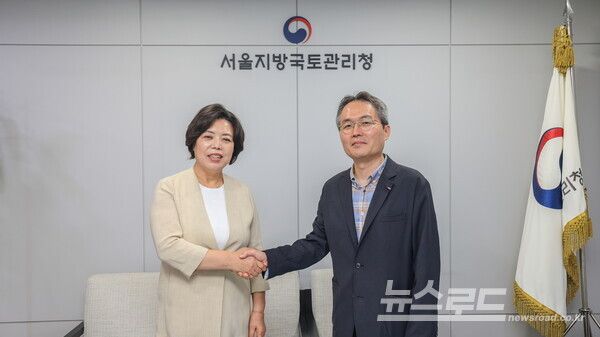 신계용 시장(왼쪽)이 김영한 서울지방국토관리청장(우)에게 제2경인 하부 체육시설 조성 협조 요청을 하고 기념촬영을 하고 있다./사진=과천시