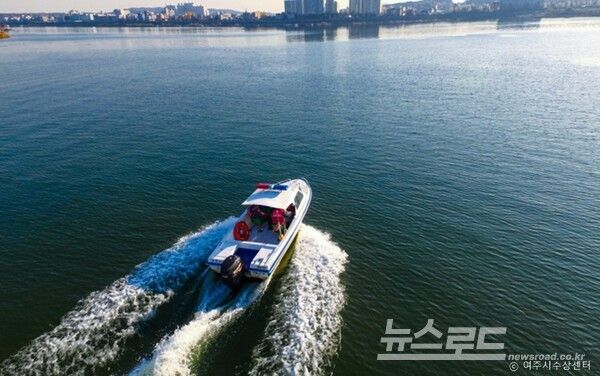 여주대교 투신 사고 현장에 여주시 수상센터와 119 상황실의 공조 요청으로 투신한 남성의 구조에 성공했다./사진=여주도시공사