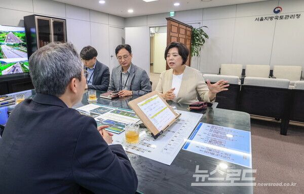 신계용 시장이 서울지방국토관리청을 방문해 제2경인 하부 체육시설 조성 협조를 요청하고 있다./사진=과천시